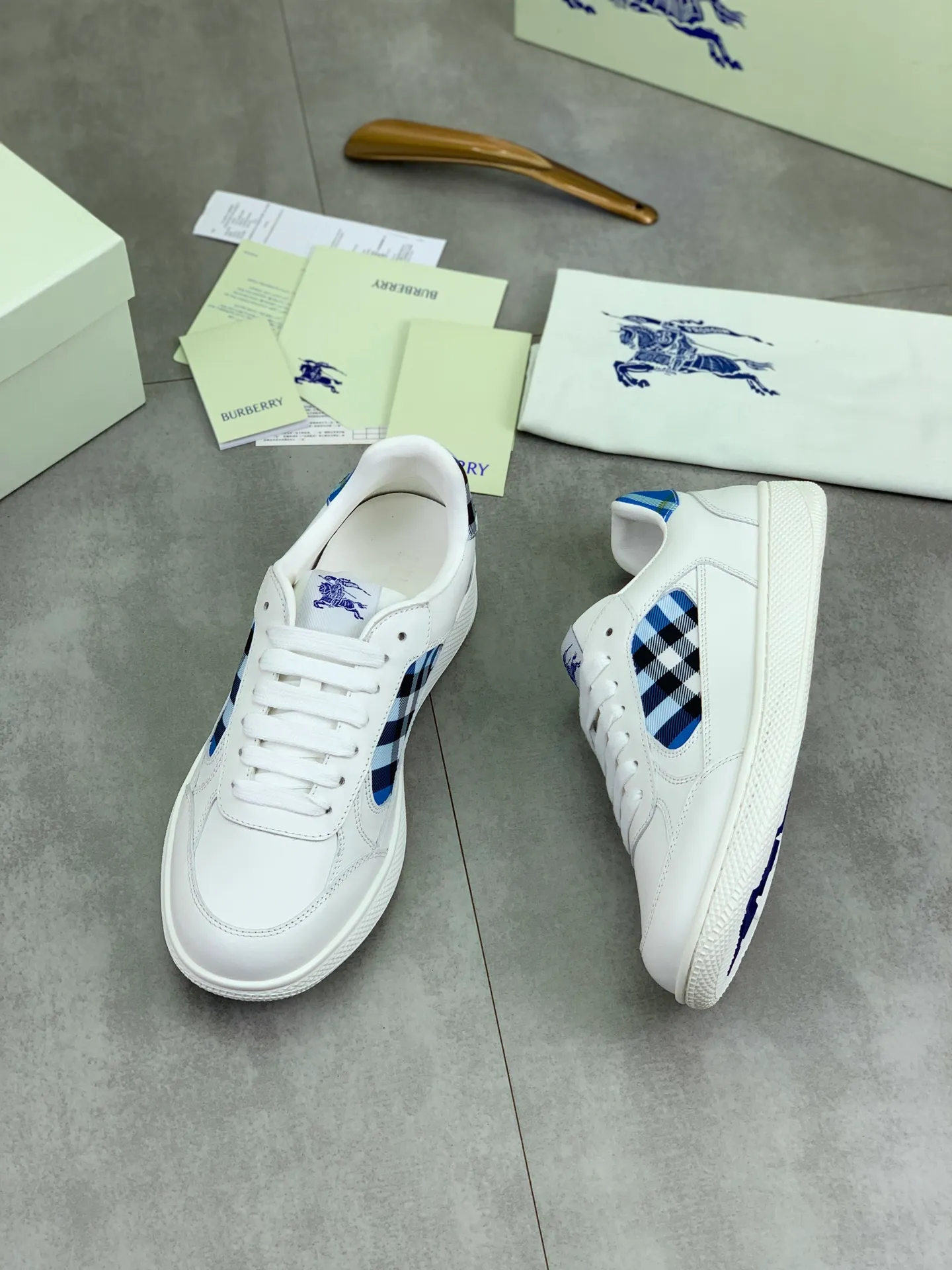 Factory price P640 [BURBERRY] Burberry - High-end quality original order (couples 🧑‍🤝‍🧑 style) - Upper: imported 🔝 original material - Lining: cowhide lining, feet; water-dyed cowhide - Outsole: ultra-light TPR rubber; two-color molded outsole - Super high quality control, fine workmanship: highlighted (high-end, extravagance, grade) -Size: 35-46 (male 38 46 Female 35 40 can be customized)·Color: Multiple colors available